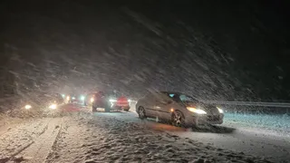 La nieve continúa entorpeciendo la conducción en Salamanca: varios conductores se quedan tirados en la A-66 | S24H