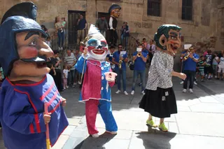 Cabezudos y charangas por el centro de la ciudad