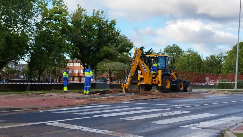 Técnicos trabajan tras la inundación en la avenida Lasalle