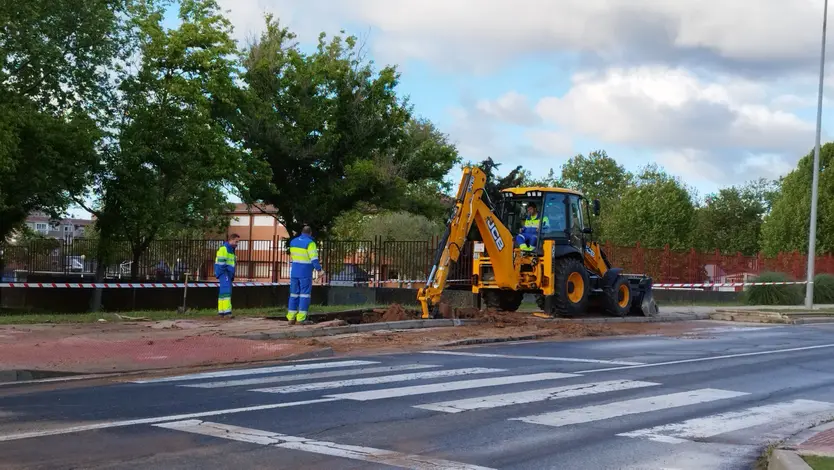 Técnicos trabajan tras la inundación en la avenida Lasalle