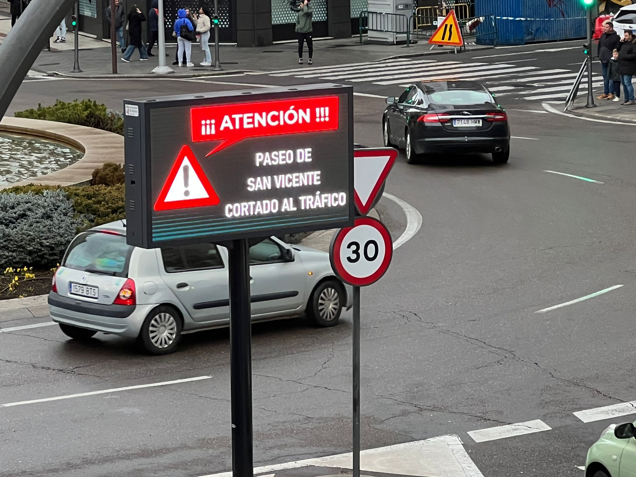 Señalización cortado el Paseo de San Vicente