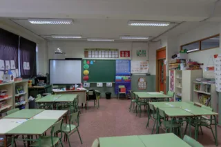 Aula vacía de un colegio de Madrid cerrado por la pandemia del coronavirus.