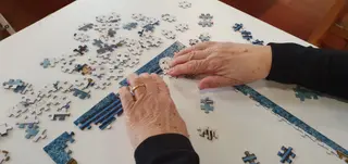 Una mujer construye un puzzle en una edición anterior