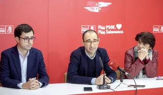 El secretario general del PSOE de Salamanca, David Serrada, acompañado por los candidatos en primarias al Ayuntamiento de Salamanca, Soledad Murillo y José Luis Mateos. ICAL