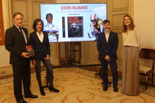 El alcalde de Salamanca, Carlos García Carbayo, y la exciclista Dori Ruano presentan el libro 'Dori Ruano, la vida como deporte de fondo' | Mateo G.J.