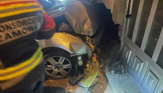 Coche empotrado en la casa de Zamora