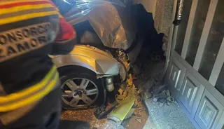 Coche empotrado en la casa de Zamora