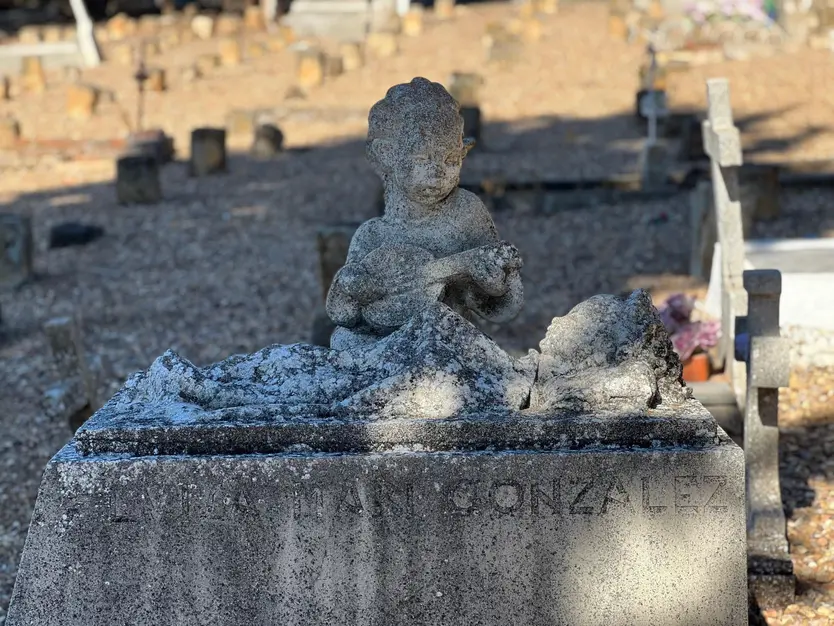 Estatua en la zona infantil del cementerio de Salamanca