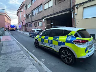 Bomberos, Policía Local y Policía Nacional en la calle Higuera por el incendio de una camapana extractora (2)