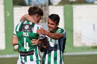 Diego González felicita a Pica por su gol ante el Racing Club Villalbés | FOTO ANDREA MATEOS