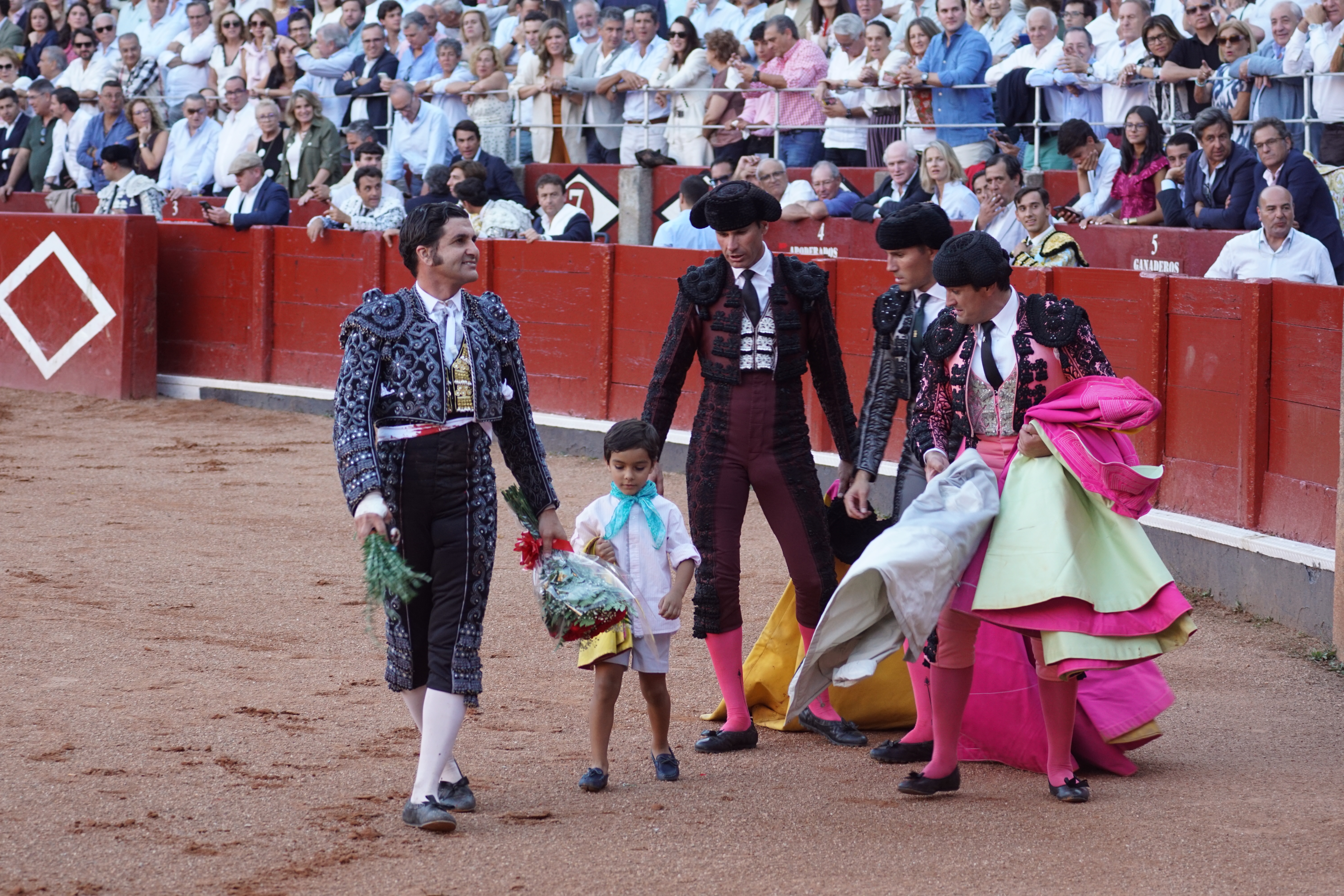 Morante de la Puebla dando la vuelta al ruedo tras la oreja en el cuarto toro de la tarde | Juanes