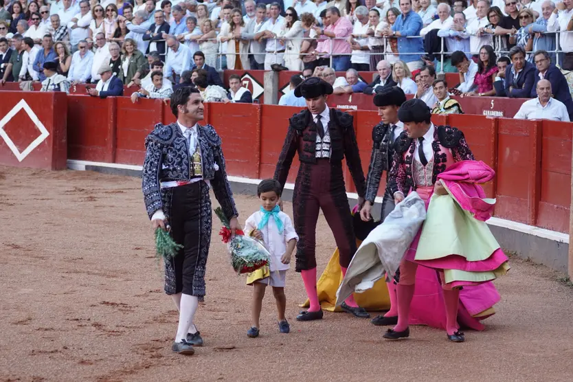Morante de la Puebla dando la vuelta al ruedo tras la oreja en el cuarto toro de la tarde | Juanes