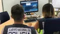 Agentes de la Policía delante de un ordenador.