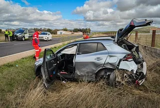 Herida una mujer tras el choque entre dos vehículos en la carretera de El Bodón. Foto ICAL