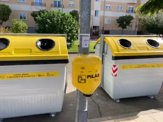 Contenedores reciclaje pilas Carbajosa