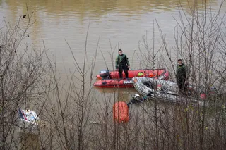 Buzos de la Guardia Civil trabajando en la zona, mientras la cola del aeroplano sobresale del agua | Miriam Chacón (Agencia ICAL)