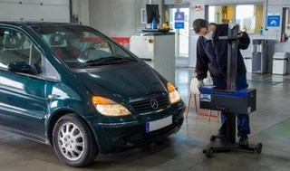Coche pasando la ITV. FOTO EP