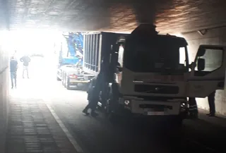 Camión encajado en el túnel del tren de Gomecello
