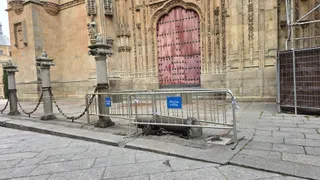Un camión de las obras de la Catdral tira una de las columnas