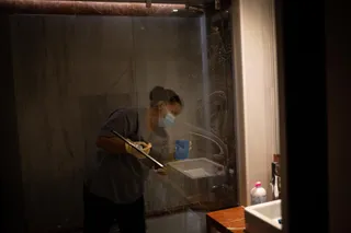 Una camarera de piso limpia una habitación de un hotel. Foto EP