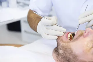 Un dentista trabajando. | EP