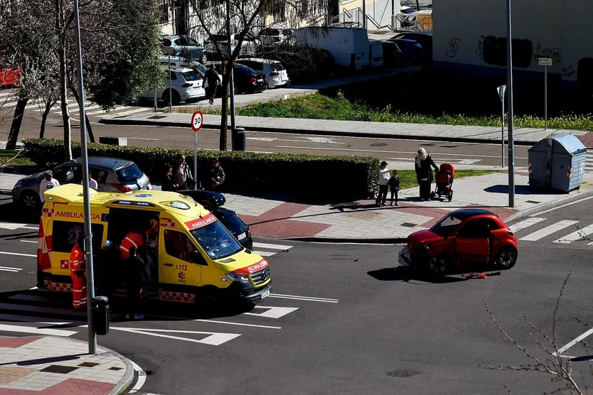 Un microcar colisiona contra un vehículo en la calle Marineros