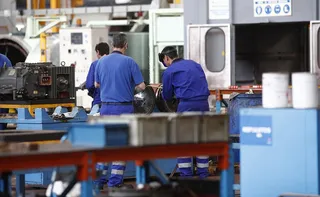 Operarios en una fábrica | Europa Press