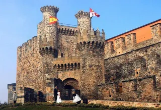 El otoño protagoniza la nueva exposición de la biblioteca del Castillo de los Templarios de Ponferrada