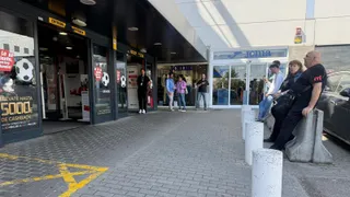 Una alarma antirrobo obliga a desalojar el Mediamark de Capuchinos | S24H