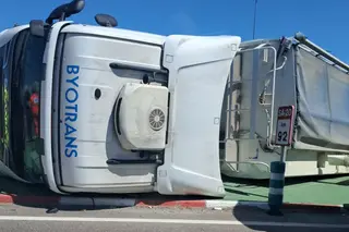 Vuelco de un camión E.Lecrerc