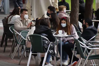 Semana Santa: prohibidas las reuniones en viviendas de personas no convivientes y un máximo de seis en espacios al aire libre