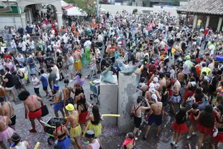 Chupinazo inicio de fiestas, desfile de peñas con batukada