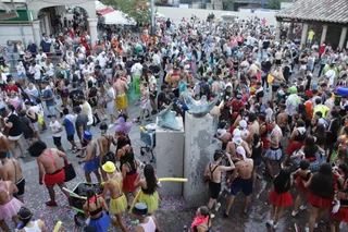 Chupinazo inicio de fiestas, desfile de peñas con batukada