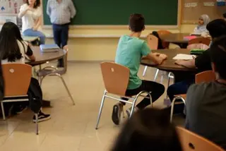 Aula con estudiantes dando clase | Europa Press