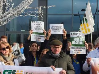 Los médicos se concentran en Salamanca a las puertas del CAUSA por la huelga de facultativos