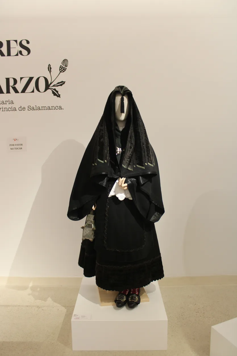 Exposición Aires de Marzo. Traje de Ventioseno. La Alberca (1)
