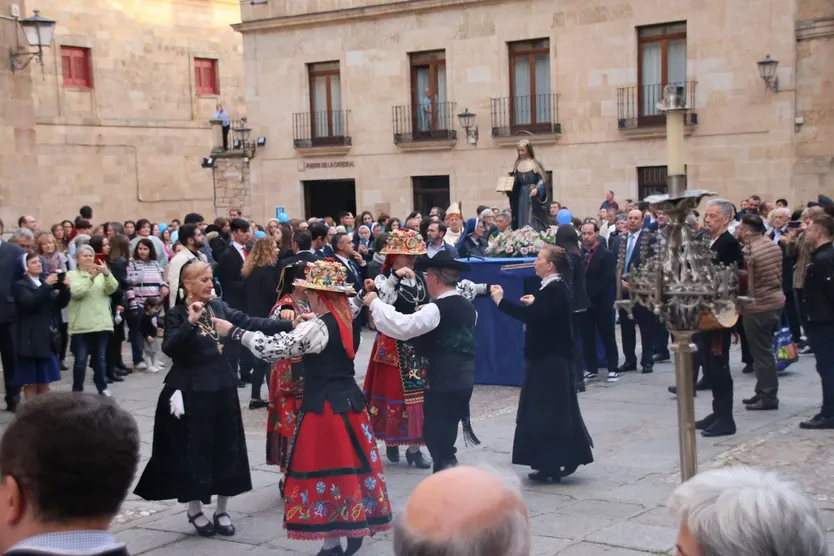 Procesión con la imagen de la Madre Matilde