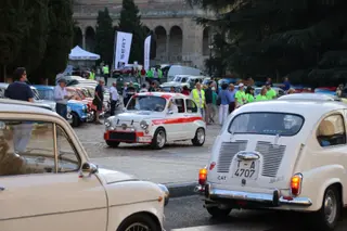 Concentración de Seat 600 en la plaza del Concilio de Trento. Fotos Andrea M.
