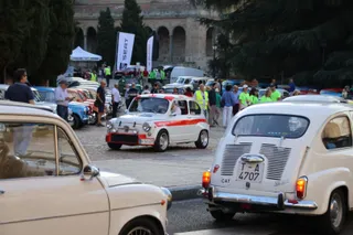 Concentración de Seat 600 en la plaza del Concilio de Trento. Fotos Andrea M.