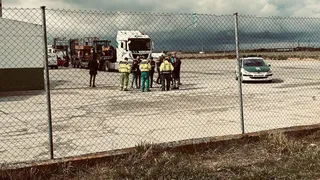 Muere un trabajador en Peñaranda al caerle encima las patas de la góndola de un camión-marzo de 2023. Foto ICAL