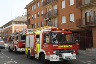 Bomberos en la calle Alonso del Castillo. Foto de archivo