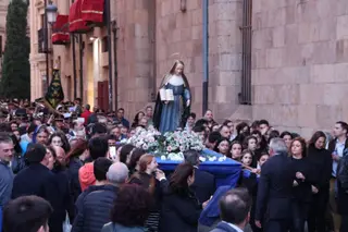Procesión con la imagen de la Madre Matilde