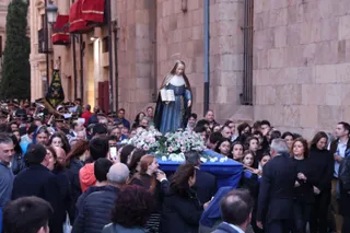 Procesión con la imagen de la Madre Matilde