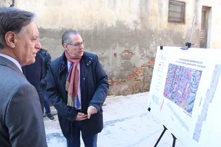El alcalde, Carlos García Carbayo, visita la renovación en las calles del Barrio Blanco.