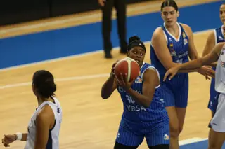 Evans captura un rebote ante Gernika / FOTO SALAMANCA24HORAS.COM