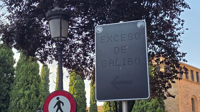 Señalización De Exceso De Gálibo En La Calle Arroyo De Santo Domingo, Junto Al Puente Del Soto