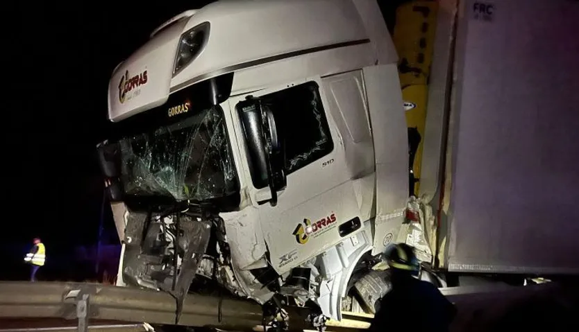 Dos fallecidos en una colisión entre un coche y un camión en Peñafiel. FOTOS BOMBEROS DIPUTACIÓN DE VALLADOLID