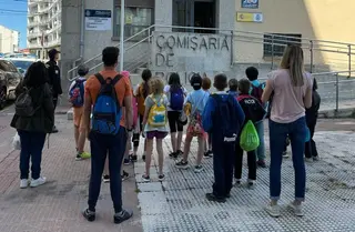 El colegio Los Jarales, de San Miguel de Valero, visita la comisaría de la Policía Nacional de Béjar