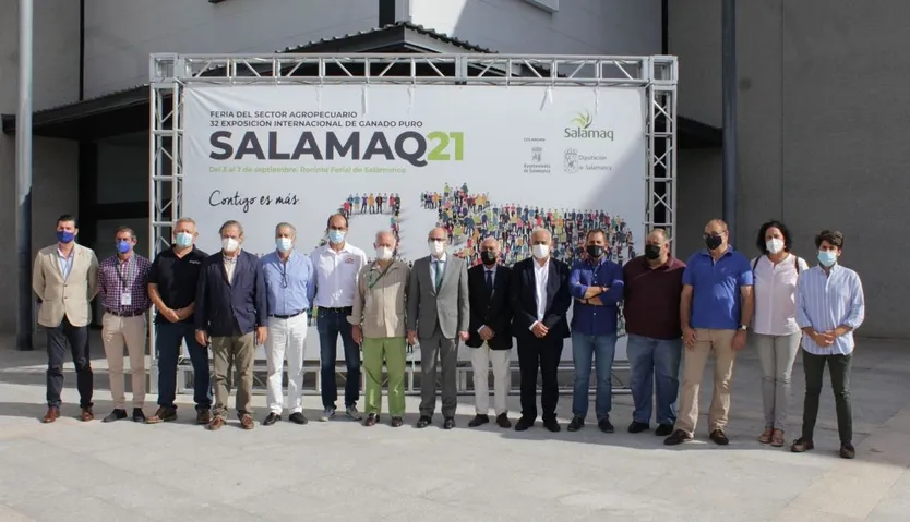 Foto de familia de las asociaciones ganaderas junto al presidente de la Diputación