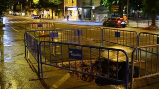 Un reventón llena de agua el Paseo de la Estación a la altura de un conocido hotel ubicado en dicha calle | Mateo G.